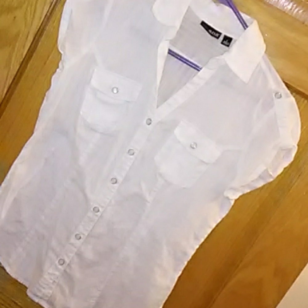 Collard white snap closure blouse